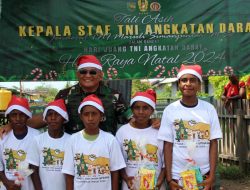 Dandim 1707/Merauke Bagikan Bingkisan Natal di Kampung Pancasila