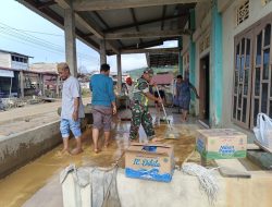 Babinsa Koamil 09/Trumon Tengah Bantu Warga Bersihkan Rumah Pasca Banjir