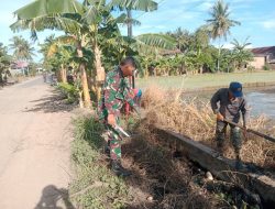 Penuhi Kebutuhan Air petani, Koramil-06 Kodim 1404/Pinrang Bersihkan Saluran irigasi Bersama Warga