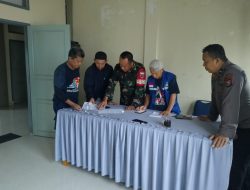 Gerak Cepat Babinsa Koramil-01/Suppa Kodim 1404/Pinrang Membantu Warga Yang Terkena Angin Puting Beliung