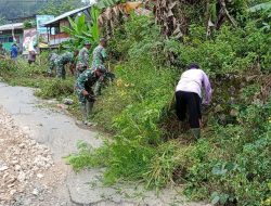 Anggota Koramil 1419-03/Baraka Bersama Warga Bersihkan Selokan