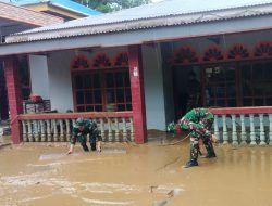 Personil gabungan TNI dari Koramil 04/Soppeng Riaja, Yonif 721/Makassar, dan Bekangdam XIV/Hasanuddin Bersihkan Lumpur dan Ranting Pasca Banjir