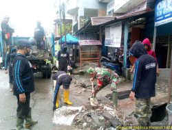 Personil Koramil Paleteang Kodim 1404/Pinrang Kerja Bakti Bersama Warga Bersihkan Saluran Air