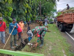 Antisipasi Banjir, Babinsa Koramil 1424-01/Sinjai Utara Kodim 1424/Sinjai Gelar Karya Bakti Pembersihan Selokan