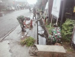 Peduli Kebersihan Lingkungan, Koramil-05 Kodim 1404/Pinrang Kerja Bakti Bersihkan Saluran Air Bersama Warga