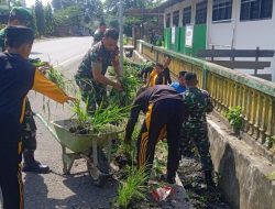 Peduli Kebersihan Sejak Dini, Babinsa Koramil-07 Kodim 1404/Pinrang mengajak anak sekolah bersihkan saluran air