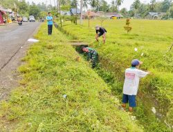 Babinsa Koramil-03/Sinjai Tengah Kodim 1424/Sinjai Gelar Karya Bakti Pembersihan Selokan