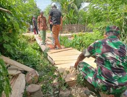 Atasi Kesulitan Masyarakat di Wilayah Teritorial, Anggota Babinsa Koramil 10/Labar Ikut Serta Gotong Royong Perbaiki Jembatan