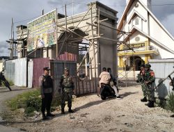 CIPTAKAN SITUASI AMAN DAN KONDUSIF ANGGOTA TNI/POLRI BERSINERGI LAKSANAKAN PENGAMANAN JALANYA IBADAH NATAL DI SEJUMLAH GEREJA DIWILAYAH KAB. DEIYAI