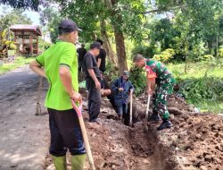 Babinsa Koramil 1424-03/Sinjai Tengah Kodim 1424/Sinjai Bersama Masyarakat Laksanakan Karya Bakti Pembersihan Saluran Air