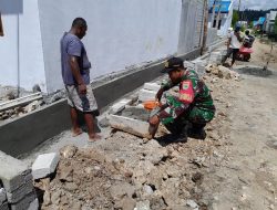 Wujud Kepedulian Terhadap Lingkungan, Babinsa Koramil 1801-01/Manokwari Bantu Warganya Dalam Pembuatan Selokan Air