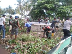 Jaga Kebersihan Pantai, Personel Koramil-06 Kodim 1404/Pinrang Bersih-Bersih Pantai