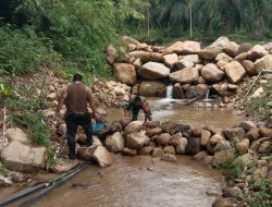 Anggota Koramil 09/Trumon Tengah Bersama Warga Gotong Royong Rawat Sumber Air Bersih