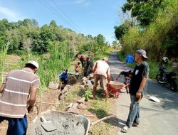 Cegah Longsor, Babinsa Koramil-01/Sinjai Utara Kodim 1424/Sinjai Gelar Karya Bakti Pembuatan Talud