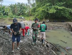 Babinsa Sengeng Palie Koramil 09/Lapri Bersama Masyarakat Gotong Royong Perbaiki Jembatan