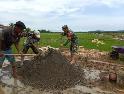 Buat Saluran Irigasi Sawah, Babinsa Koramil 1407-13/Sibulue Bersama Warga Sambut Musim Penghujan