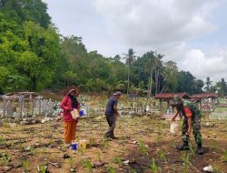 Jaga Ketahanan Pangan, Babinsa Dua Boccoe Bantu Warga Desa Sanrangeng Pupuk Tanaman Jagung