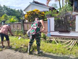 Babinsa Koramil-06 Kodim 1404/Pinrang Gotong-royong Bersama Warga Bersihkan Saluran air