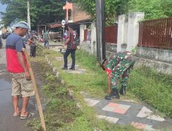 Babinsa Koramil 1424-01/Sinjai Utara Kodim 1424/Sinjai Bersama Staf Kelurahan Laksanakan Karya Bakti Pembersihan Selokan