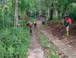 Babinsa Koramil 1424-02/Sinjai Barat Kodim 1424/Sinjai Gelar Karya Bakti Pembersihan Kanan Kiri Jalan