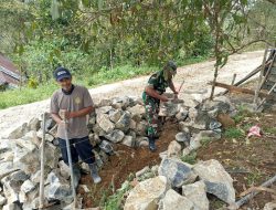 Babinsa Bontosinala Koramil 06/Sinjai Borong Kodim 1424/Sinjai Komsos Bantu Pemasangan Pondasi Pagar Rumah Milik Warga