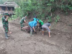 Anggota Koramil 03 Baraka Melaksanakan Karya Bakti Pembersihan Selokan