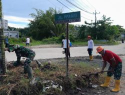 Ciptakan Lingkungan Sehat Dan Nyaman,Babinsa Koramil 0907/02 Tarteng Dan Warga Lakukan Pelebaran Jalan