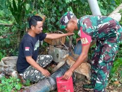 Pastikan Berfungsi Dengan Baik, Babinsa Koramil-05 Kodim 1404/Pinrang Bersama Ketua Kelompok Tani Cek Kondisi Mesin Pompa Air