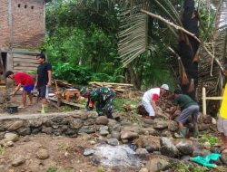 Babinsa Mattunreng Tellue Koramil 03/Sinjai Tengah Kodim 1424/Sinjai Bantu Pembuatan Pondasi Rumah Milik Warga