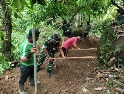 Babinsa Koramil 03/Sinjai Tengah Kodim 1424/Sinjai Gelar Karya Bakti Perintisan Jalan Tani