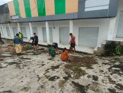 Anggota Koramil 01 Maiwa Melaksanakan Karya Bakti Pembersihan Sampah Pasar Maroangin