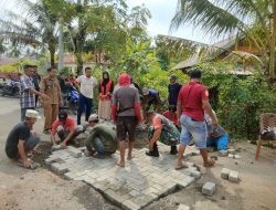 Cegah Terjadinya Lakalalin, Babinsa Koramil 01/Sinjai Utara Kodim 1424/Sinjai Gelar Karya Bakti Penimbunan Jalan Berlubang