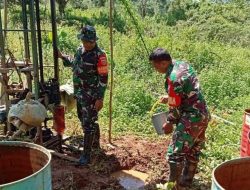 Personel Koramil 1405-06/Barru Bantu Petani Perkuat Ketahanan Pangan Dengan Pembuatan Sumur Bor