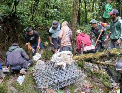 Babinsa Barambang Koramil 06/Sinjai Borong Kodim 1424/Sinjai Bersama Warga Laksanakan Perbaikan Bak Penampungan Air Bersih