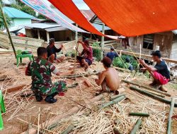 Babinsa Desa Polewali Koramil 1424-05/Sinjai Selatan Kodim 1424/Sinjai Bantu Penyiapan Sarana Pesta Nikah Milik Warga