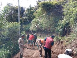 Babinsa Koramil 06/Sinjai Borong Kodim 1424/Sinjai Bersama Warga Laksanakan Karya Bakti Perintisan Jalan Tani