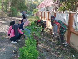 Babinsa Koramil Ponre Bersama Pegawai Puskesmas Gelar Kerja Bakti Pembersihan Halaman Puskesmas