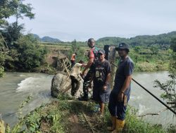 Babinsa Koramil 1407-20/Bontocani Pantau Jembatan Gantung Putus Akibat Di Sapu Banjir