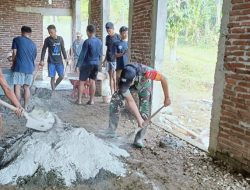 Babinsa Mare Dan Warga Gotong Royong Coran Teras Masjid Ar – Rahman Desa Ujung Tanah