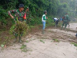 Anggota Koramil 03 Baraka Melaksanakan Karya Bakti Pembersihan Selokan