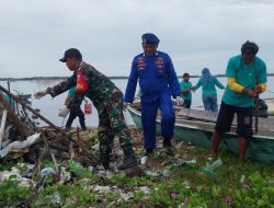 Koramil-01/Suppa Kodim 1404/Pinrang Bersama Forkopimca Dan Stake Holder Lainnya Adakan Kerja Bhakti Bersihkan Pantai