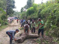 Babinsa Koramil 03/Sinjai Tengah Kodim 1424/Sinjai Bersama Warga Laksanakan Karya Bakti Pembersihan Jalan