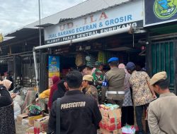 Menjaga Stabilitas Pasar, Babinsa Koramil 02/Enrekang bersama Forkopimda Monitoring Harga Sembako di Pasar menjelang Bulan Puasa