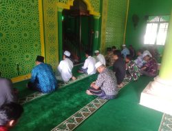 Babinsa Koramil 08/Batu Engau Tingkatkan Imam Melalui Sholat Dhuhur Berjamaah