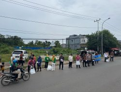 Jumat Berkah, Petugas dan DWP Lapas Banjarbaru Berbagi Takjil Kepada Masyarakat