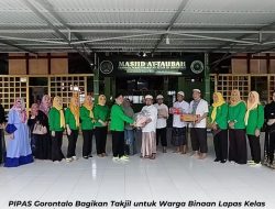 Ibu ibu PIPAS cabang Lapas Gorontalo berbagi Takjil kepada Warga Binaan