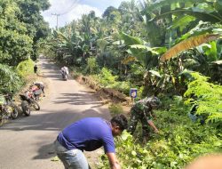 Babinsa Koramil 1407-06/Awangpone Bersama Warga Desa Cerebbu Gotong Royong Bersihkan Lingkungan
