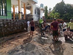 Babinsa Koramil 15/Mare Kodim 1407/Bone Bersama Warga Bangun Fasilitas Tempat Wudhu Di Masjid Al Mujtahida
