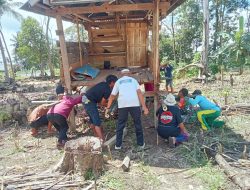 Babinsa Koramil 1407-10/Ponre Gotong Royong Bersama Warga Pindahkan Rumah Kebun Di Desa Bolli