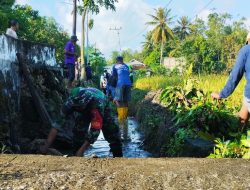 Babinsa Koramil 1407-11/Barebbo Laksanakan Karya Bakti Pembersihan Saluran Air Di Desa Kajaolaliddong